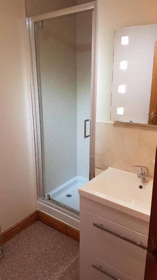 Modern 1 Bed Apartment Close To แคมป์เบลทาวน์ ภายนอก รูปภาพ